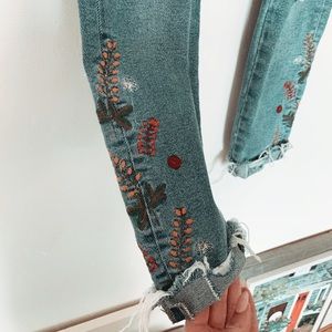 Flower embellished jeans ✨🌾